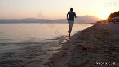男人从镜头里跑出来，沿着海边的海滩奔向灿烂的日落